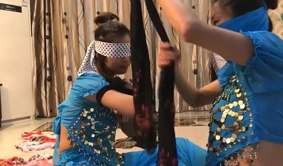 Bondage con pañuelos asiáticos con chicas en ropa auténtica