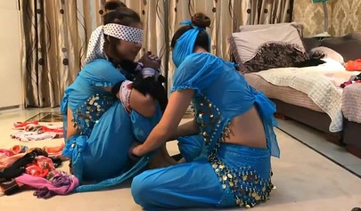 Bondage con pañuelos asiáticos con chicas en ropa auténtica