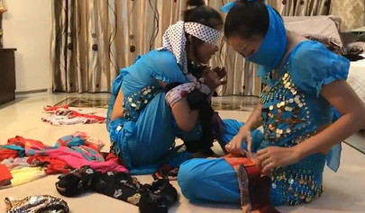 Bondage con pañuelos asiáticos con chicas en ropa auténtica