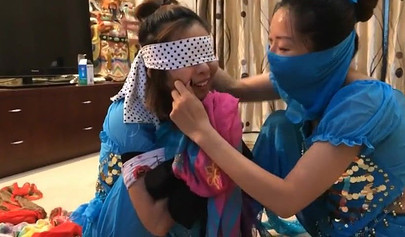 Bondage con pañuelos asiáticos con chicas en ropa auténtica