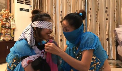 Bondage con pañuelos asiáticos con chicas en ropa auténtica