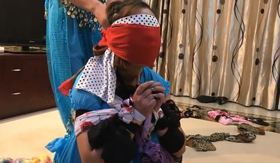 Bondage con pañuelos asiáticos con chicas en ropa auténtica
