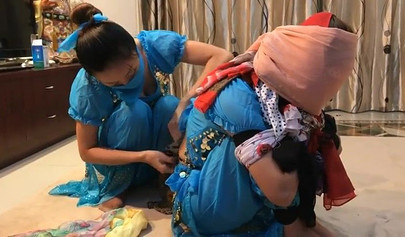Bondage con pañuelos asiáticos con chicas en ropa auténtica
