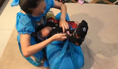 Bondage con pañuelos asiáticos con chicas en ropa auténtica