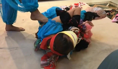 Bondage con pañuelos asiáticos con chicas en ropa auténtica