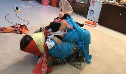 Bondage con pañuelos asiáticos con chicas en ropa auténtica