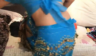 Bondage con pañuelos asiáticos con chicas en ropa auténtica