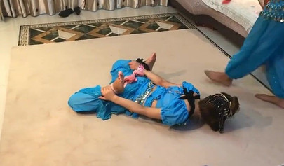 Bondage con pañuelos asiáticos con chicas en ropa auténtica