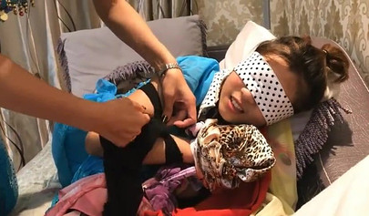 Bondage con pañuelos asiáticos con chicas en ropa auténtica