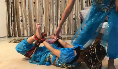 Bondage con pañuelos asiáticos con chicas en ropa auténtica