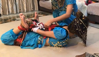 Bondage con pañuelos asiáticos con chicas en ropa auténtica