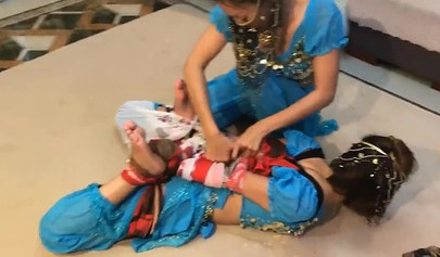 Bondage con pañuelos asiáticos con chicas en ropa auténtica