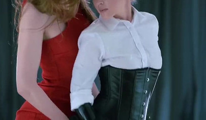 Una sexy padrona lesbica in lattice usa un dildo senza spalline con il suo schiavo